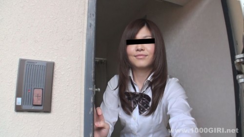 アパートの玄関を開ける女子校生