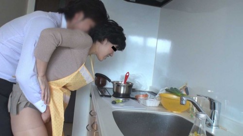 料理する人妻の後ろから股間をまさぐる