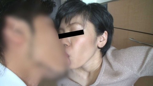 人妻と濃厚なディープキス