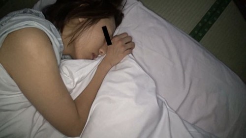 温泉旅館で寝ている人妻のすっぴんの顔を眺める